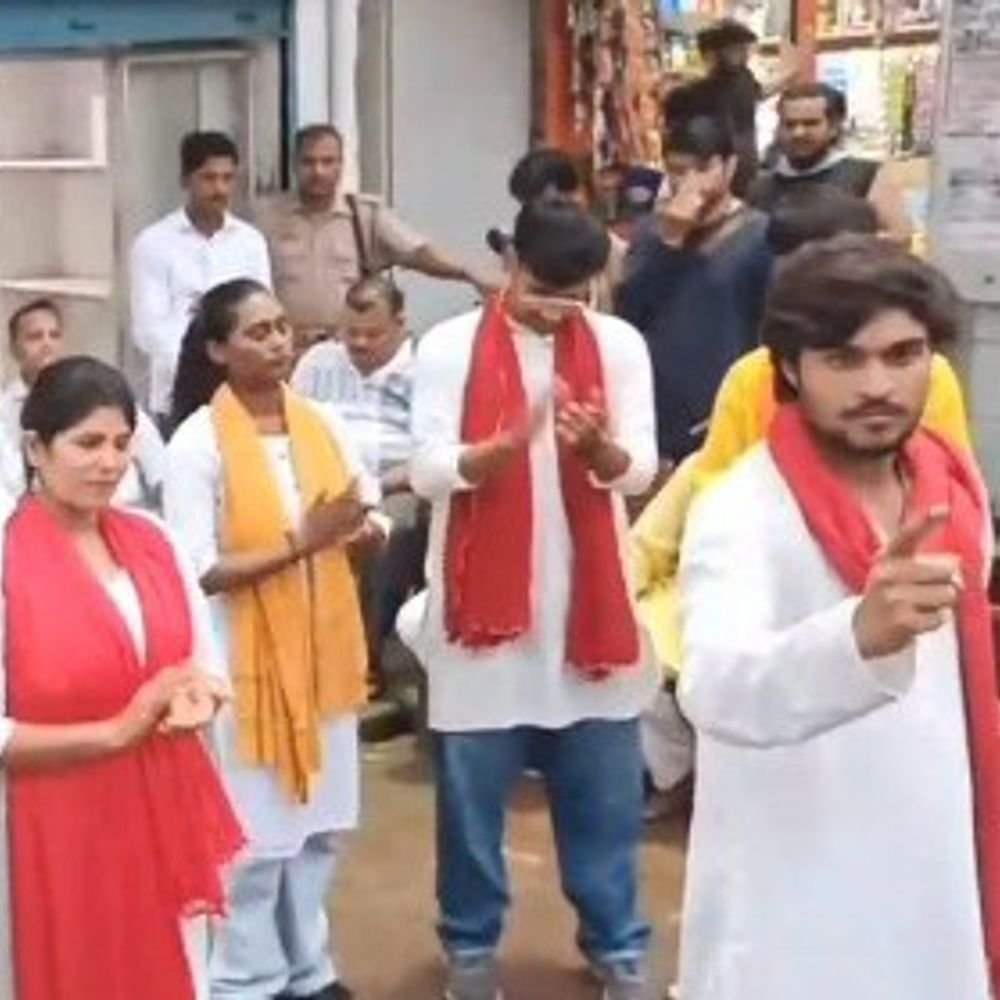 भाजपा के 'सेवा संकल्प अभियान' के तहत नुक्कड़ नाटक:दुर्गागंज तिराहे पर हुआ आयोजन, जनहित और सेवा का संदेश दिया गया