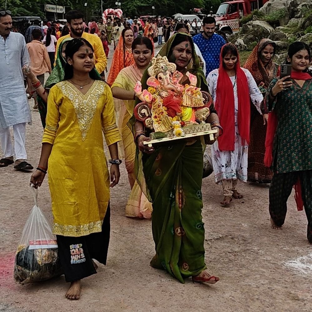 बारिश के बीच गणपति बप्पा को विदाई:ढोल-नगाड़ों और डीजे पर नाचते-गाते घाट पहुंचे श्रद्धालु, 90 प्रतिमाओं का विसर्जन