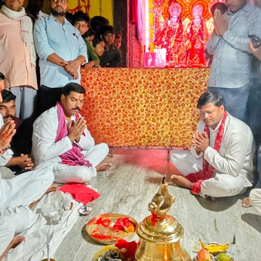 सपा सांसद आदित्य यादव ने PDA पंचायत की:सिद्ध बाबा धाम में पूजा-अर्चना कर चढ़ाया घंटा, बोले- किसानों की समस्याओं पर ध्यान देने की जरूरत