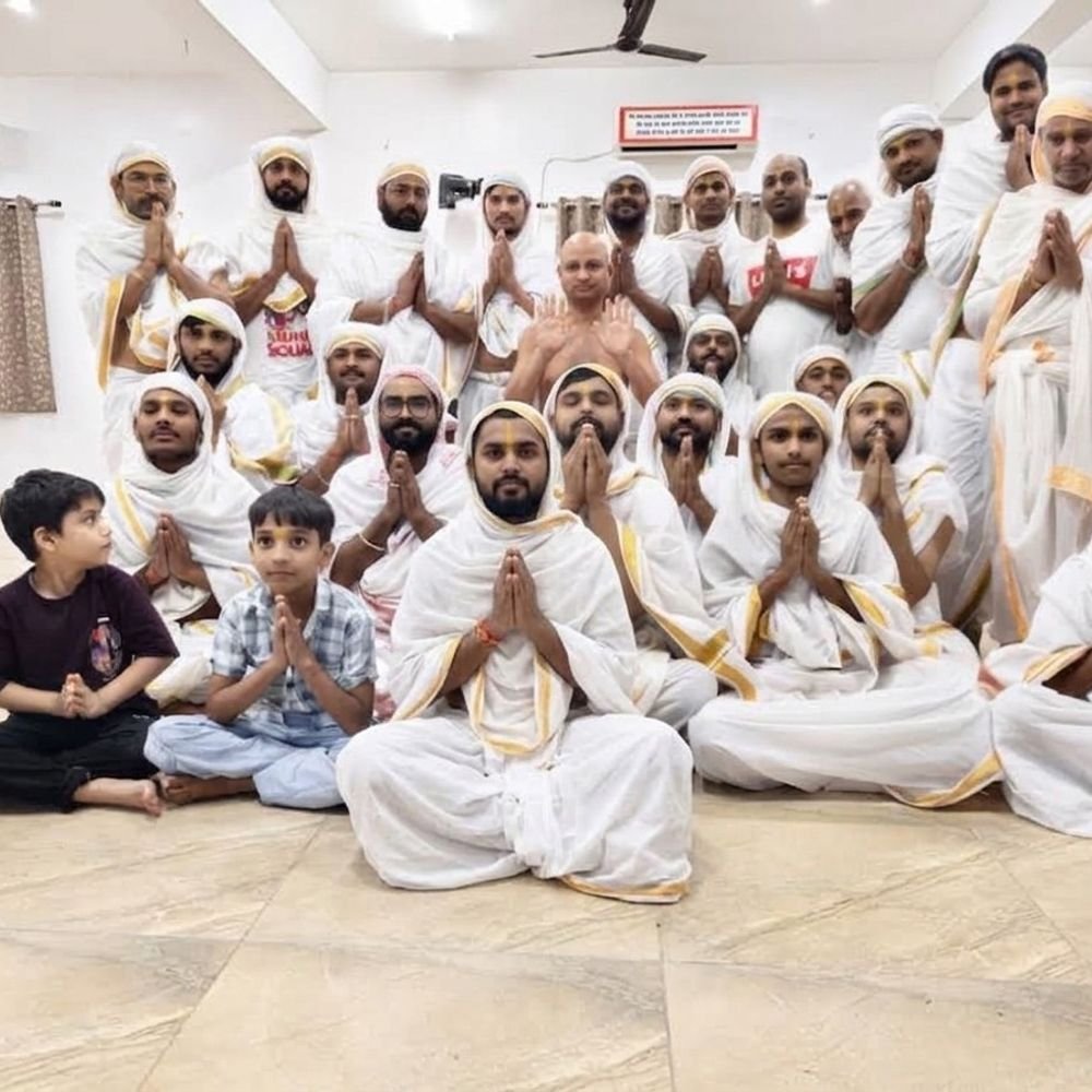 आशियाना के जैन मंदिर में क्षमावाणी पर्व:शोभायात्रा के बाद भगवान महावीर का अभिषेक, श्रद्धालुओं ने मनमुटाव खत्म कर मांगी क्षमा