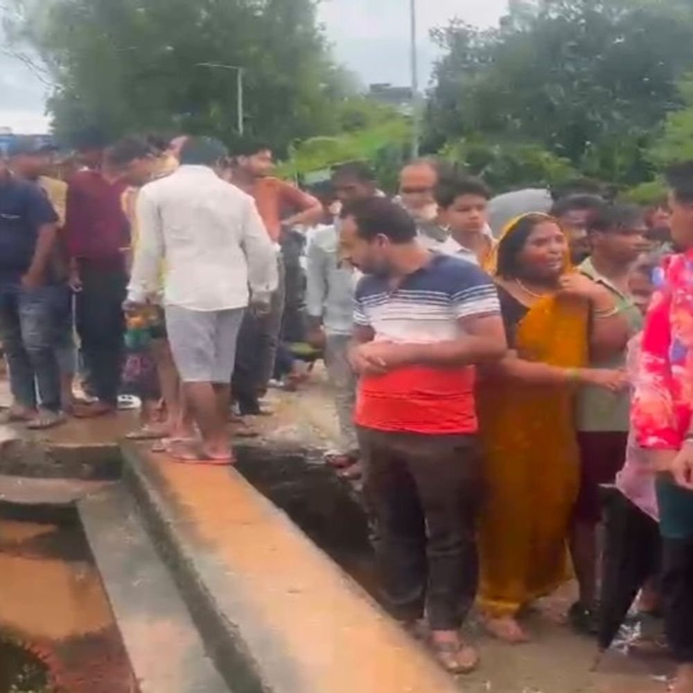 सुल्तानपुर में शाही पुल से नदी में गिरा व्यक्ति:गोताखोरों और SDRF रेस्क्यू करने में जुटी, नशे में फिसलने की आशंका