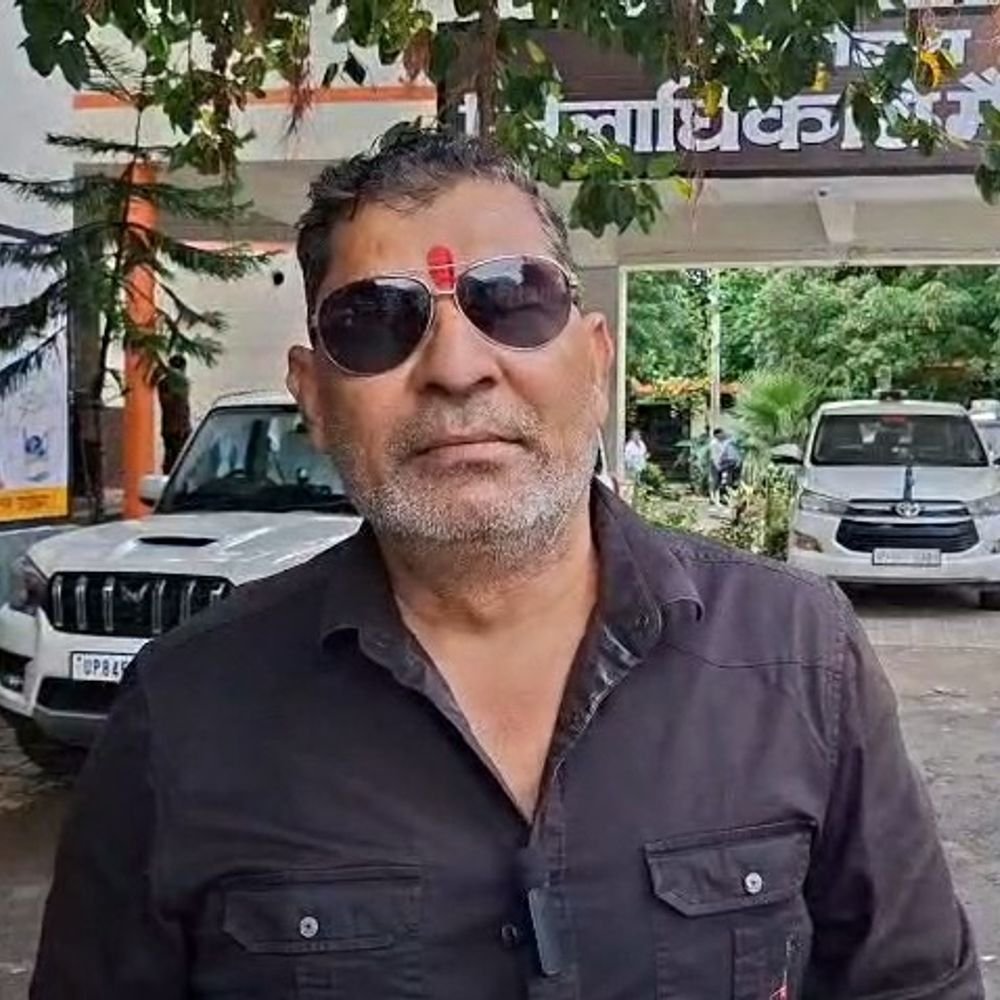 मैनपुरी में सरकारी सड़क पर अवैध कब्जा:पक्का निर्माण कर मकान-दुकान बनाने का आरोप, डीएम से जांच की मांग