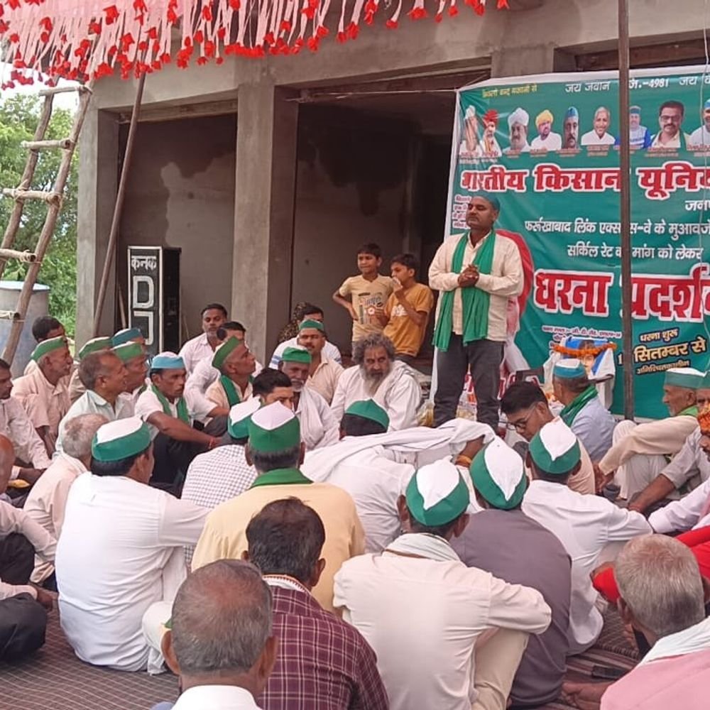 एक्सप्रेस-वे जमीन अधिग्रहण में समान मुआवजे की मांग:किसानों ने 13वें दिन भगत सिंह जयंती मनाई, बोले- मांगें पूरी होने तक जारी रहेगा आंदोलन