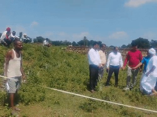 मिर्जापुर के लहुरियादह में स्कूल का काम शुरू:25.58 लाख से होगा 8वीं तक का विस्तार, दिव्या मित्तल के सवाल के बाद जमीन की नापाई