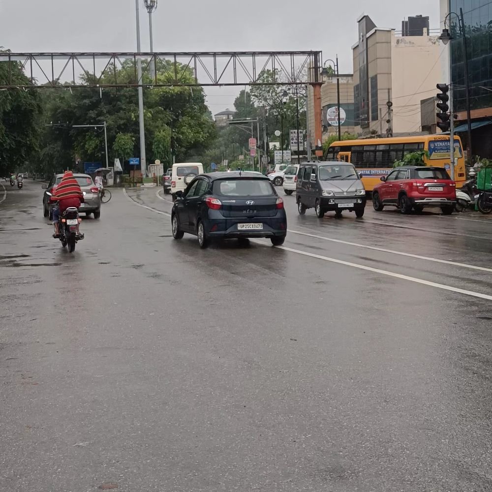 बरेली में बारिश:रुक-रुक कर हवा बह रही, आसमान में बादल, टेम्प्रेचर 23°C