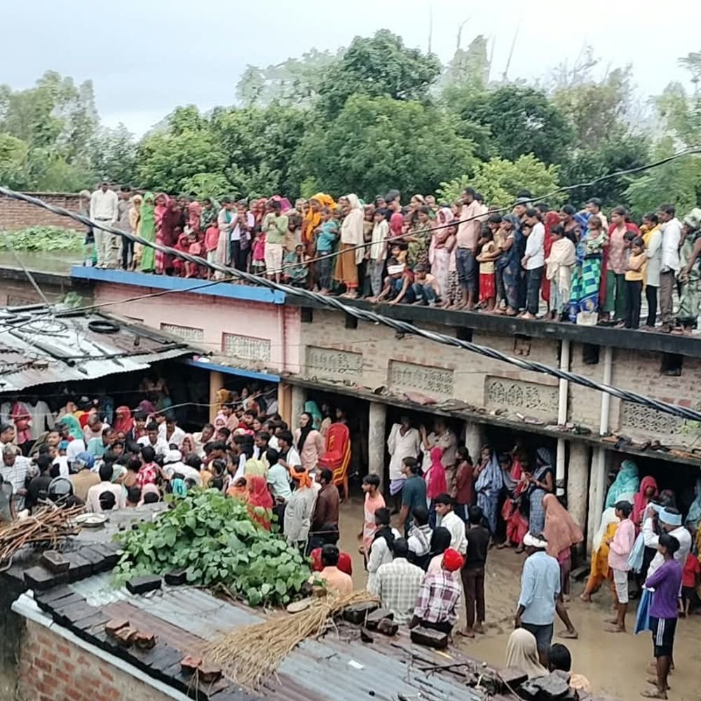 श्रावस्ती में वाहन से गिरने के बाद युवक की मौत:पुलिस की सुरक्षा में 3 दिन बाद घर पहुंचा शव, 2 राजस्वकर्मी सस्पेंड
