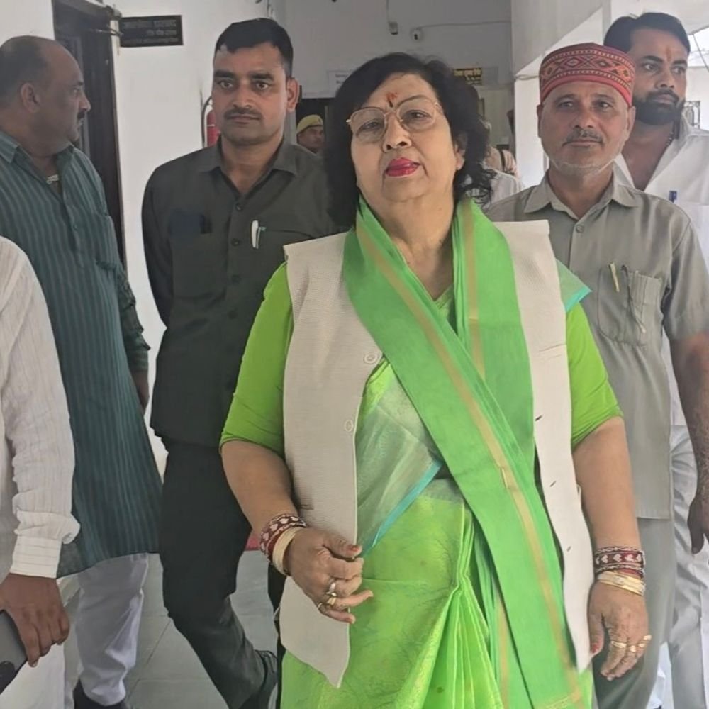 रूरा में चोरियां बढ़ीं, एसपी ऑफिस पहुंचीं मंत्री:बोली- प्रोटोकॉल यहां आने का नहीं इन्हें बुलाने का है, रूरा में लगातार हो रहीं चोरियों से हूं नाराज