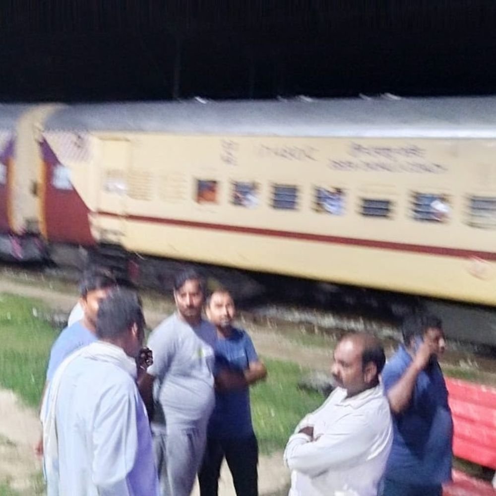 रेलवे ने सुरक्षा जांचने के लिए की गोपनीय मॉक ड्रिल:ट्रेन की दो बोगियां पटरी से उतरीं, यात्री घायल होने पर पहुंची रेस्क्यू टीम