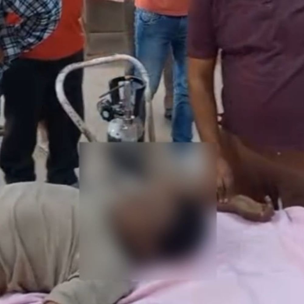 हाईटेंशन लाइन की चपेट में आने से युवक की मौत:धान काटते समय तार से टकराई हार्वेस्टर मशीन, जिला अस्पताल में भर्ती था