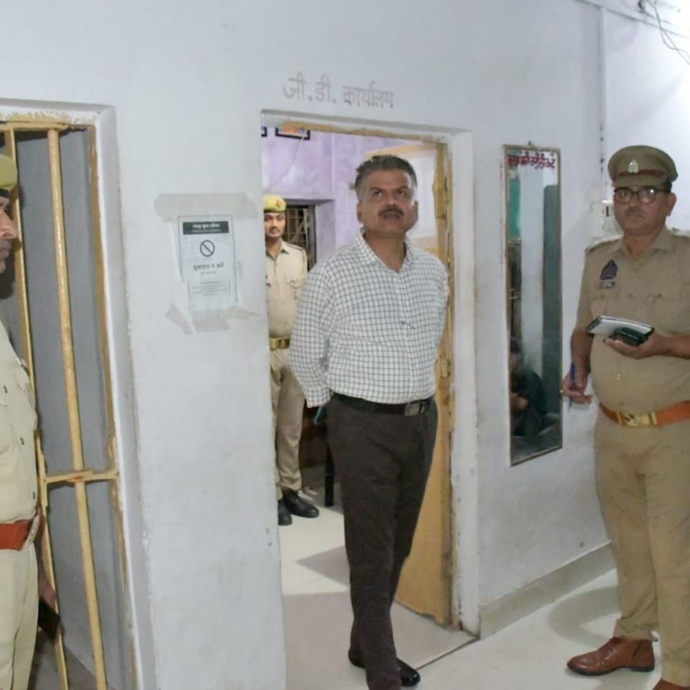 एसपी ओपी सिंह ने अमांपुर थाने का औचक निरीक्षण किया:अभिलेख, सीसीटीवी और कानून व्यवस्था की तैयारियों की हकीकत परखी