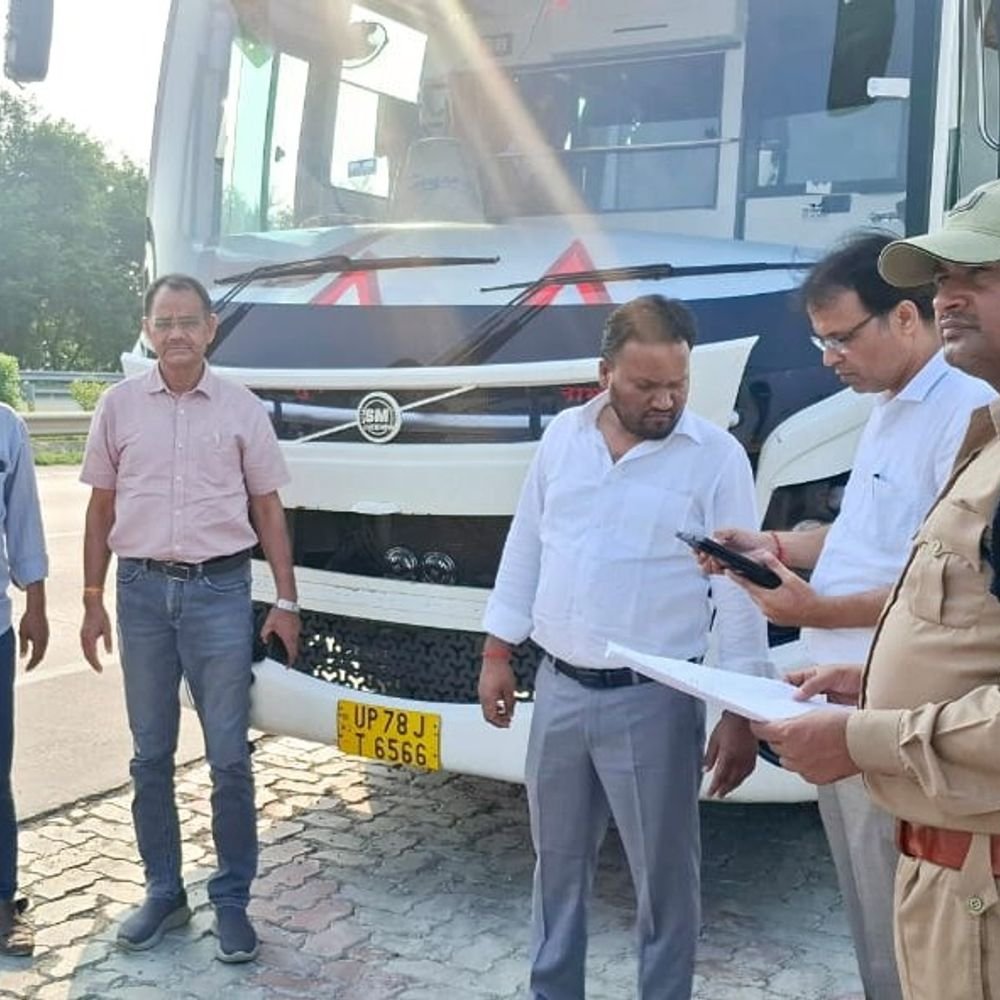 प्रयागराज में 9 बसें सीज, 17 का चालान कटा:मानकों के खिलाफ चल रही थीं, आरटीओ ने 4.5 लाख रुपये जुर्माना वसूला