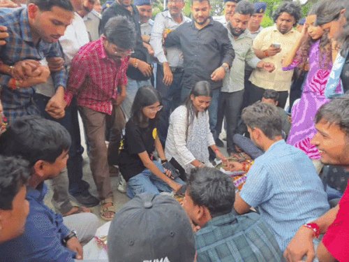 बीएचयू में एबीवीपी ने निकाली प्रशासन की शव यात्रा:8वें दिन भी धरना जारी, सुरक्षाकर्मियों से हुई धक्का मुक्की