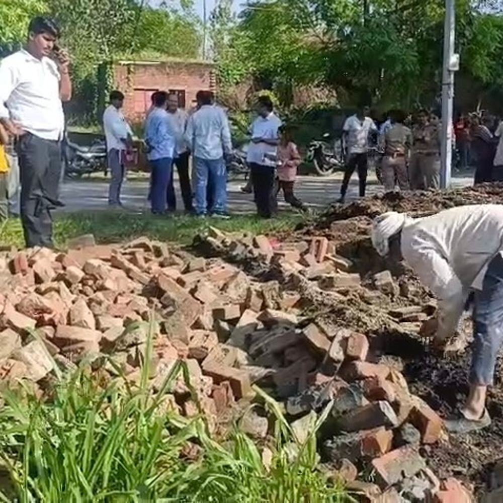 मुजफ्फरनगर में जमीन से कब्जा हटाने पहुंची टीम से भिड़ंत:लेखपाल से मारपीट, अन्नपूर्णा भवन के लिए प्रस्तावित जमीन पर रातों-रात दीवार खड़ी करने का मामला