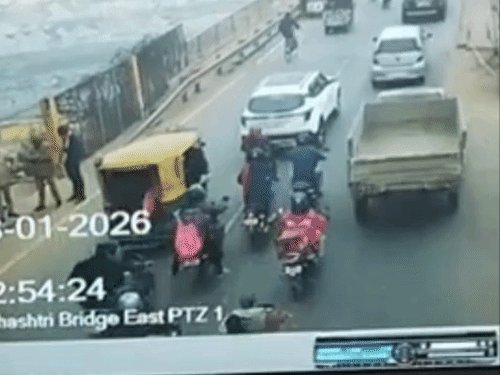 प्रयागराज में सड़क पर जाम दिखे तो खुद बताएं:ट्रैफिक पुलिस ने जारी किया हेल्पलाइन नंबर, व्हाट्सएप पर भेजें फोटो-वीडियो