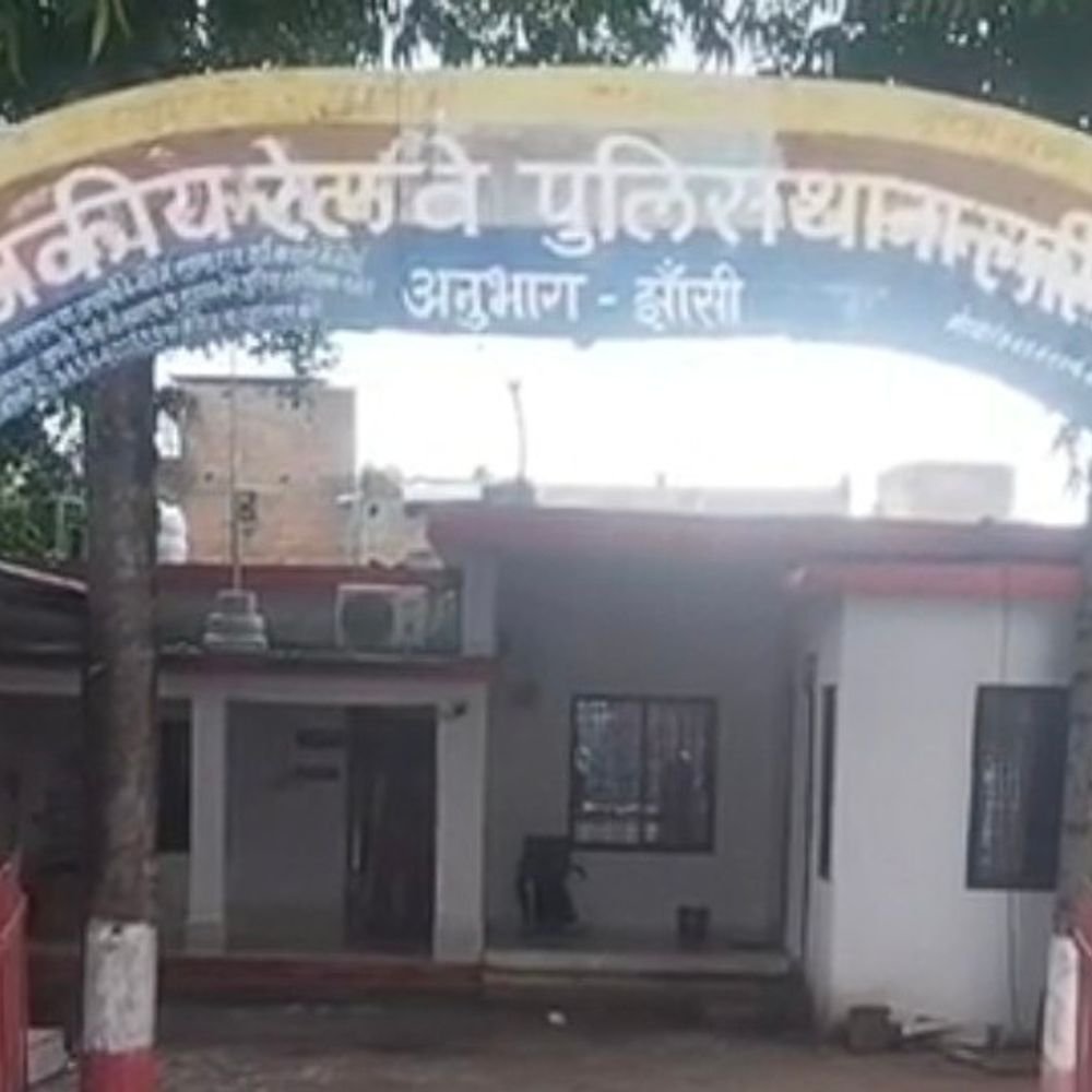 ट्रेन में ओवरचार्जिंग का विरोध करने पर यात्रियों से मारपीट:पेंट्री मैनेजर और साथियों पर मोबाइल तोड़ने, नकदी छीनने और पैसे ट्रांसफर कराने का आरोप
