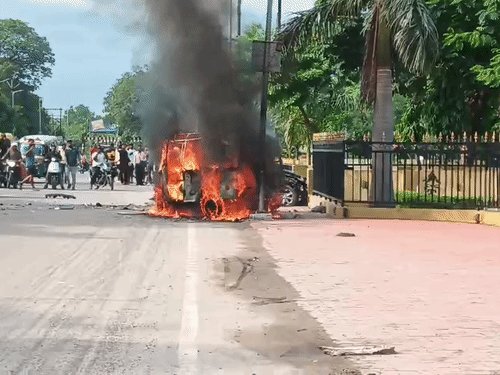 कार की टक्कर के बाद ऑटो में लगी आग...VIDEO:झांसी में आधा घंटे तक धूं-धूं कर जला, 4 लोग बुरी तरह जख्मी