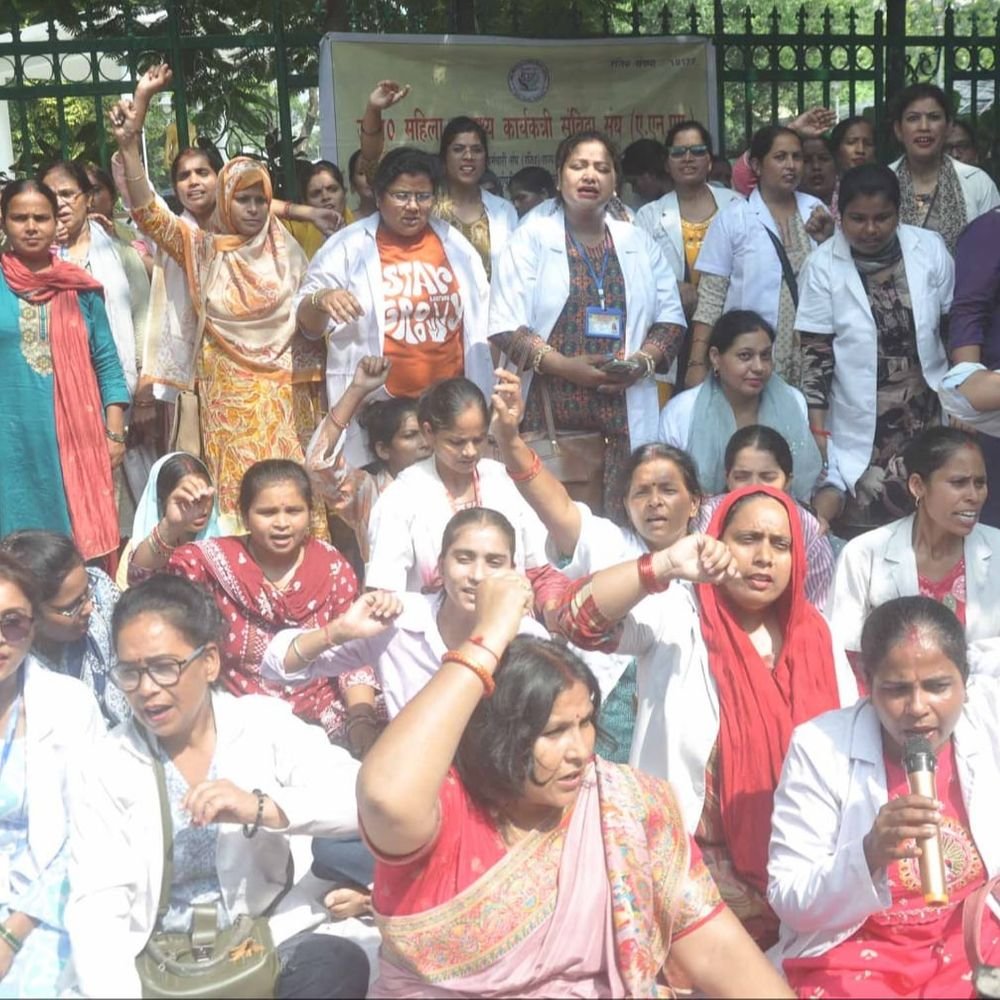 लखनऊ में ANM कर्मियों का प्रदर्शन:परमानेंट करने कि मांग पर अड़ी, सरकार पर शोषण का आरोप लगाया