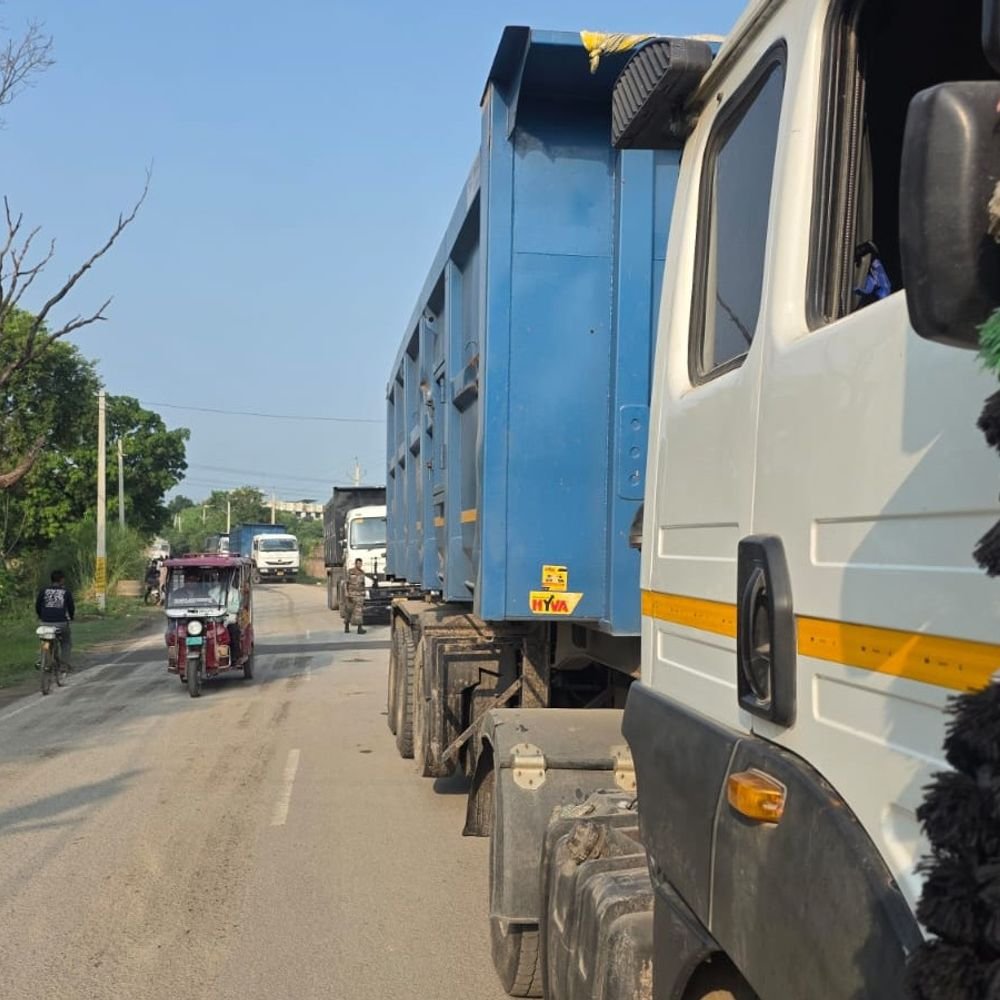 फर्जी नंबर प्लेट वाले ट्रकों से बालू-गिट्टी की ढुलाई:प्रयागराज में अभियान चलाकर खान अधिकारी और आरटीओ ने पकड़े 52 ट्रक