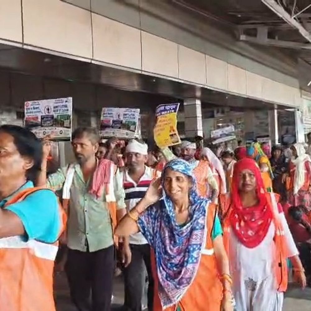 रेलवे स्टेशन पर चला सफाई जागरूकता अभियान:मथुरा में यात्रियों को स्वच्छता का संदेश दिया