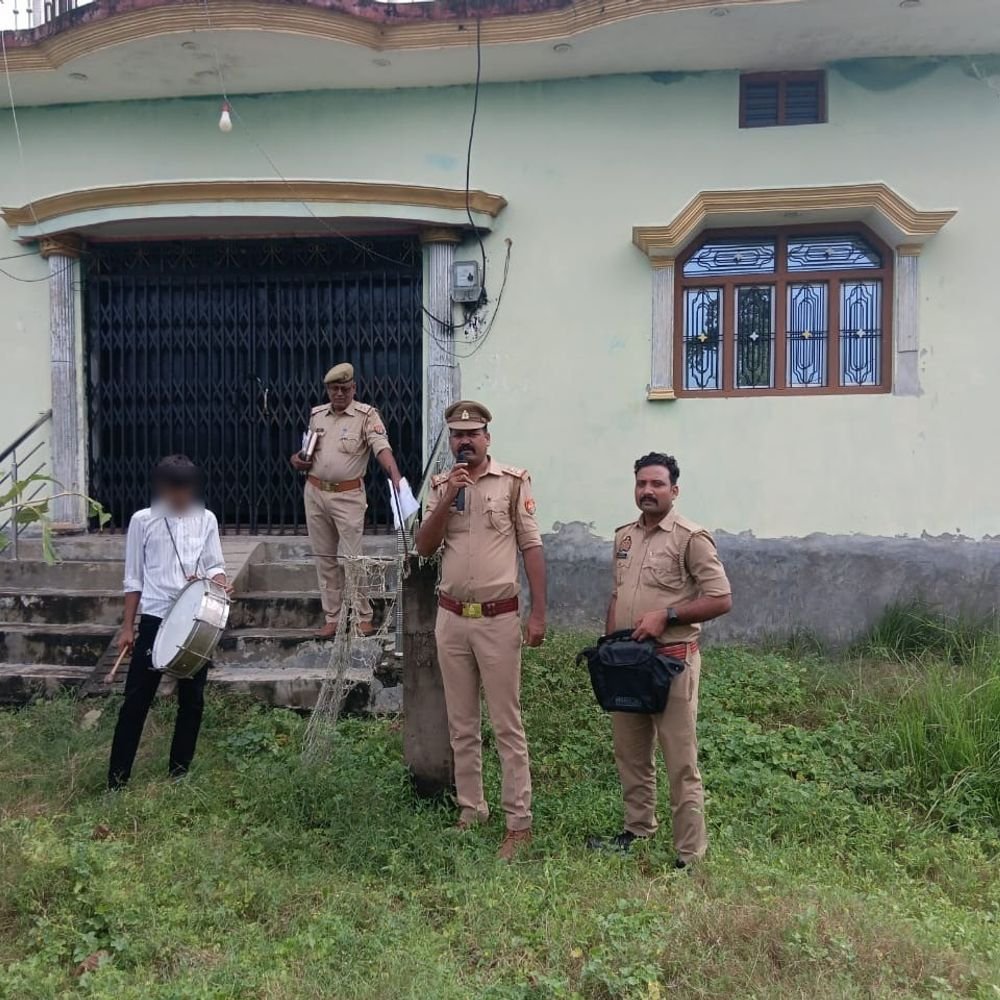 बांसी पुलिस ने जिला बदर आरोपी के घर आदेश चस्पा:सिद्धार्थनगर में ताला मिलने पर घर पर चिपकाया आदेश, 6 महीने जिले से बाहर रहने का निर्देश