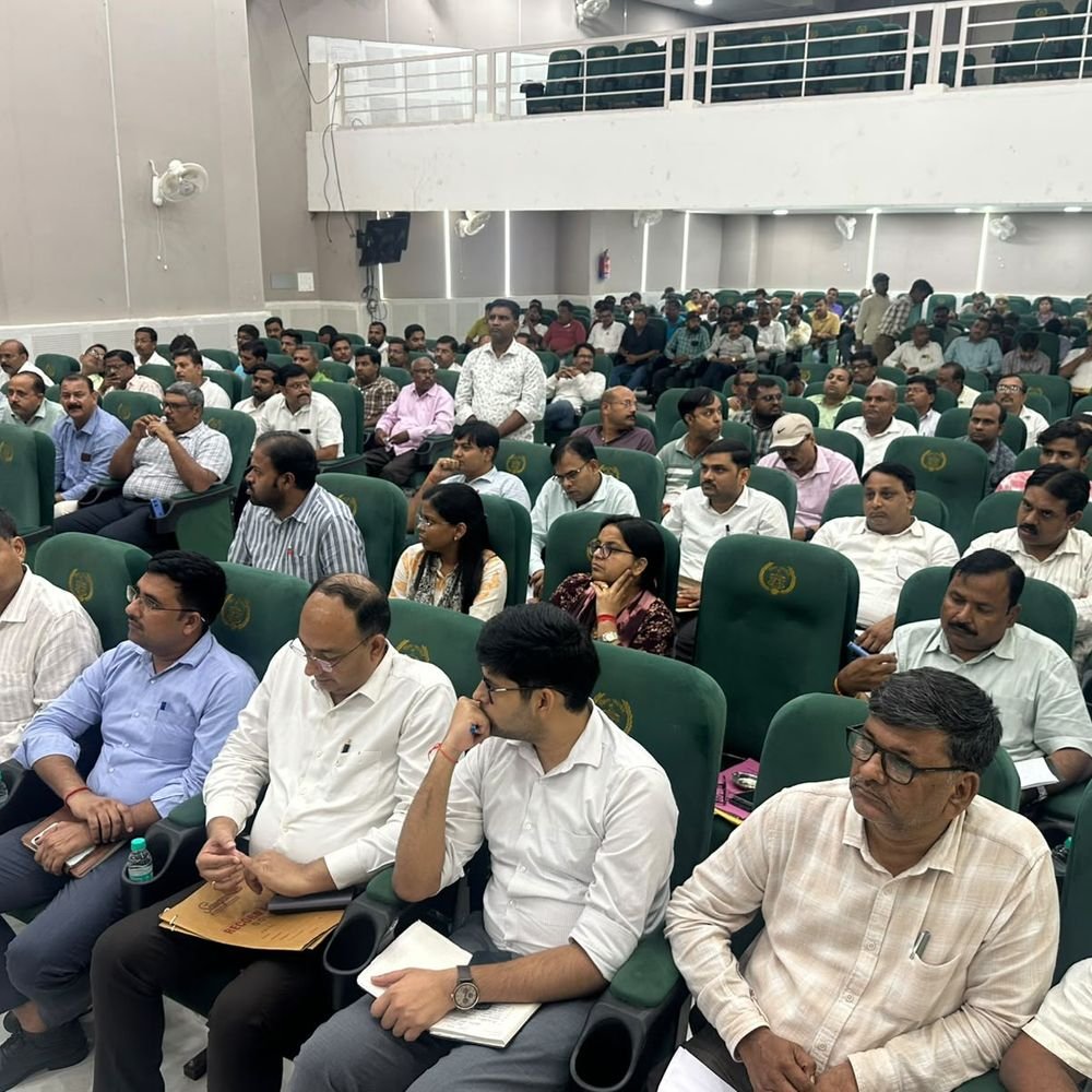 डीएम-एसपी ने दुर्गापूजा समितियों के साथ की चर्चा:सुरक्षा और सुविधाओं पर जोर, कोई नई परंपरा शुरू नहीं होगी