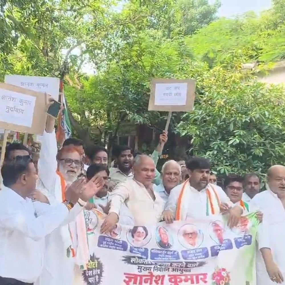कांग्रेसियों ने चुनाव आयुक्त का पुतला फूंका:फतेहपुर में विरोध मार्च निकालकर लगाए नारे, भाजपा सरकार बनाने का आरोप