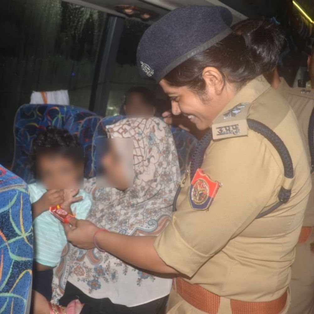 बागपत में दिल्ली-देहरादून कॉरिडोर पर स्लीपर बसों की चेकिंग:एडिशनल एसपी और परिवहन विभाग ने सुरक्षा मानकों का निरीक्षण किया, यात्रियों को चॉकलेट भी बांटी