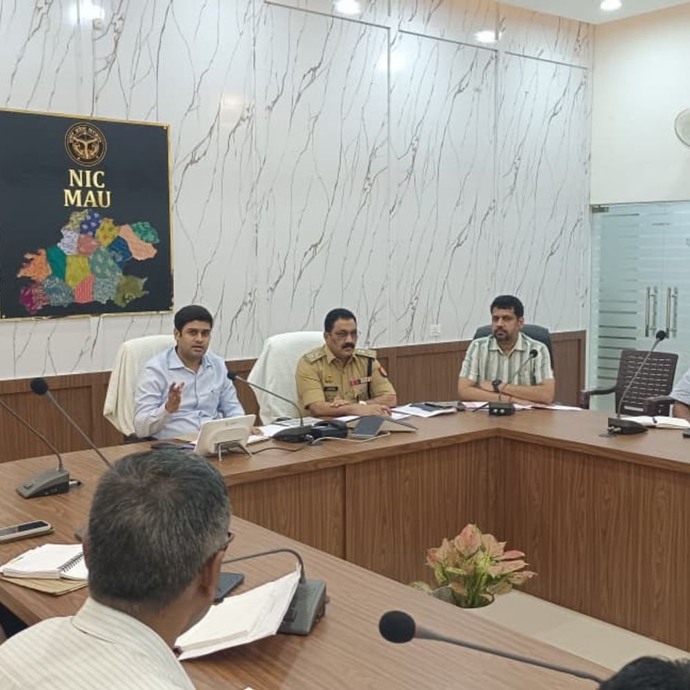 एनकॉर्ड बैठक से नदारद एसीएमओ-प्रोबेशन अधिकारी को नोटिस:मऊ में अफसरों के रवैये से डीएम नाराज, कारण बताओ नोटिस जारी करने के निर्देश