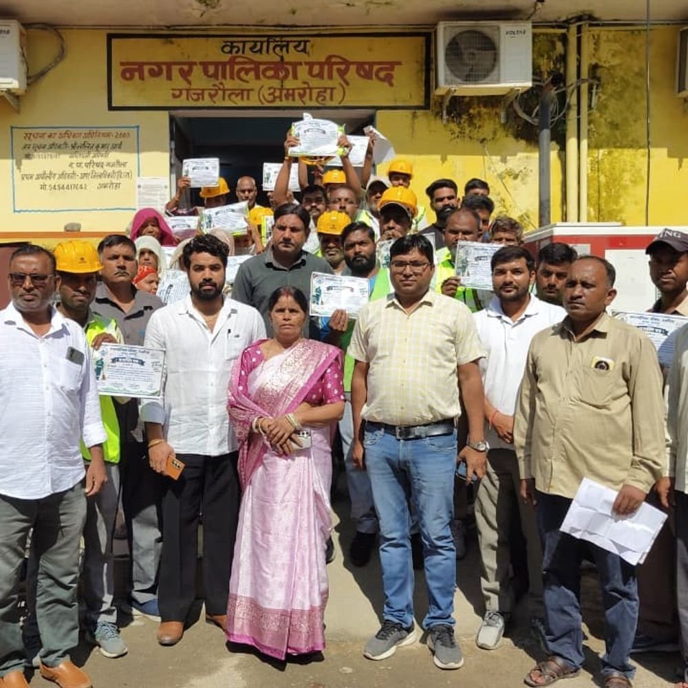 गजरौला में सफाईकर्मी सम्मानित:स्वास्थ्य के प्रति किया जागरूक, सुरक्षा उपकरणों के प्रयोग पर दिया जोर