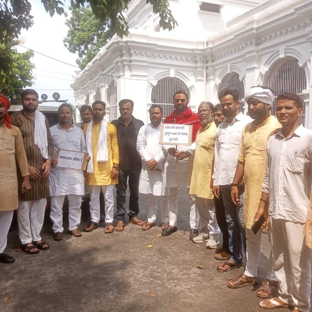 सुखपुरा CHC शुरू कराने को लेकर ग्रामीणों का प्रदर्शन:बलिया में अस्पताल में आधुनिक उपकरण, पैथोलॉजी जांच और साफ-सफाई की व्यवस्था की मांग