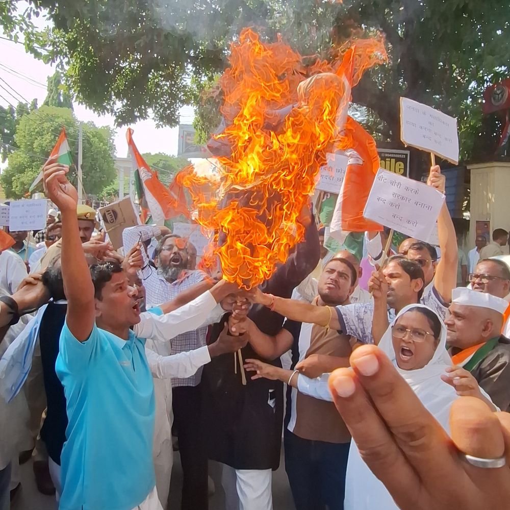 गाजीपुर में कांग्रेस ने CEC का पुतला फूंका,इस्तीफे की मांग:SIR और मतदाता सूची को लेकर डीएम कार्यालय तक निकाला मार्च
