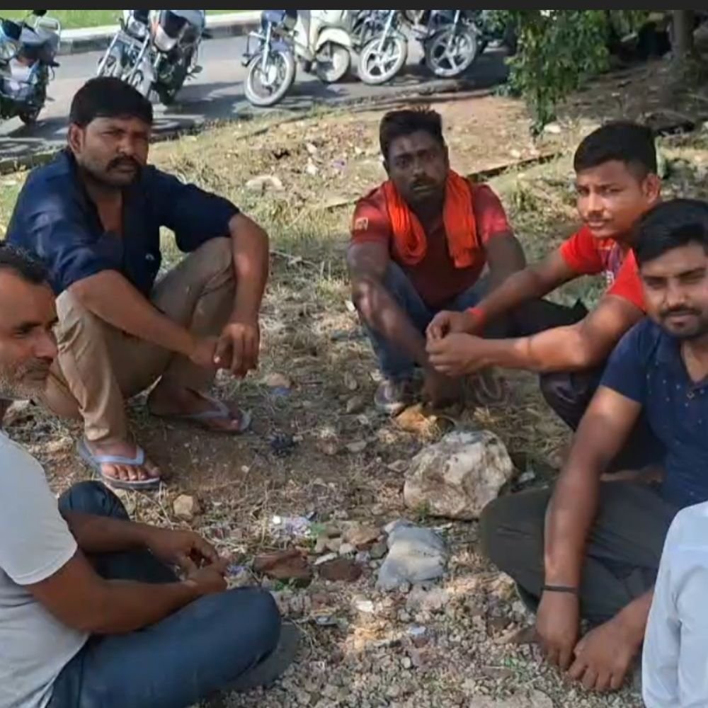 जालौन में नाले में गिरने से राजमिस्त्री की मौत:शराब के नशे में घर के सामने बिगड़ा संतुलन, गिरने का बाद दम तोड़ा
