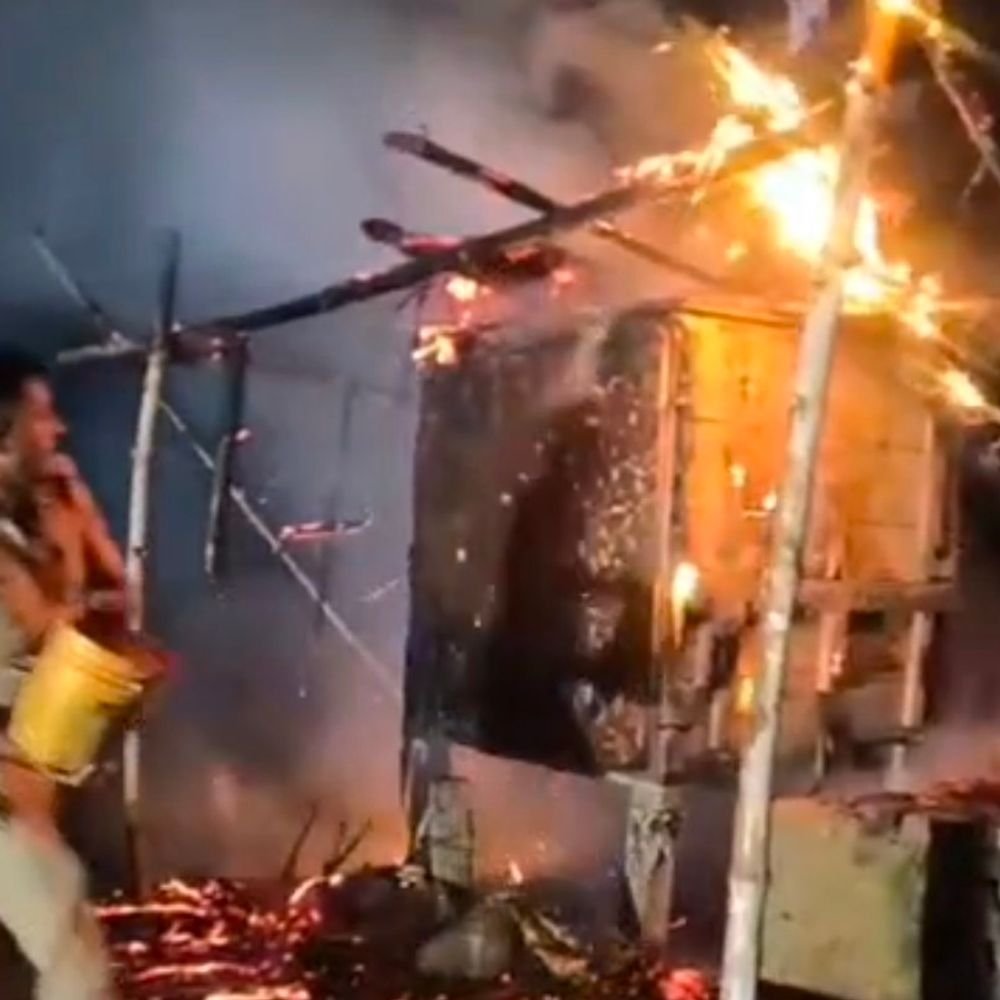 कौशांबी में गश्त कर रही पुलिस ने गुमटी की आग:आस-पास की दुकानें जलने से बचीं, एसपी ने पुलिसकर्मियों को सराहा