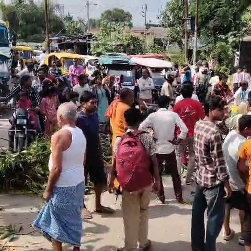 चार-दिन से बिजली गुल होने पर लोग सड़क पर उतरे:सीतापुर के इस्माइलपुर मोहल्ले में खंभे टूटे, पुलिस ने समझाकर जाम खुलवाया