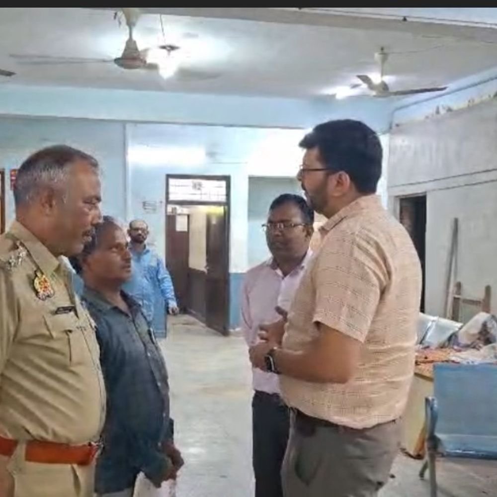उरई ARTO कार्यालय में अचानक पहुंचे SDM-CO:3 कर्मचारी मिले गैरहाजिर, परिसर में घूम रहे संदिग्ध लोगों से पूछताछ