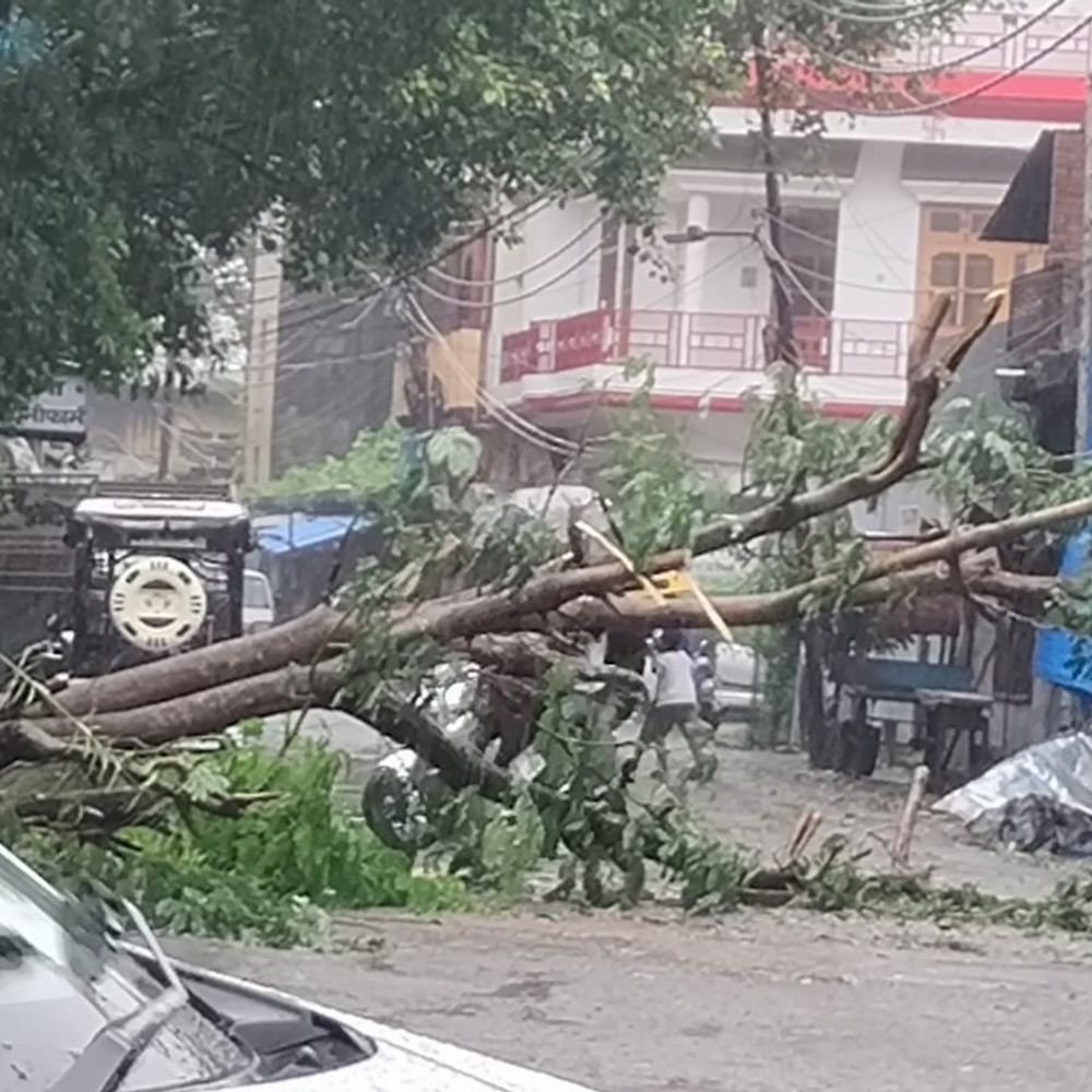 लखीमपुर खीरी में खराब मौंसम के चलतें स्कूल बंद:28 सितंबर को कक्षा 1 से 12 तक के सभी स्कूल बंद, बारिश-आंधी-बिजली का खतरा