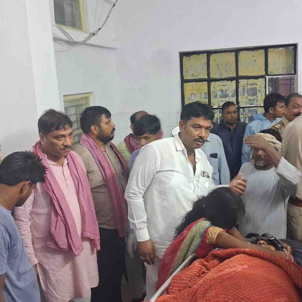 गोरखपुर में झोपड़ी पर पेड़ गिरने से 3 की मौत:एक गंभीर घायल, कैंपियरगंज के गजरहिया टोले पर हुआ हादसा