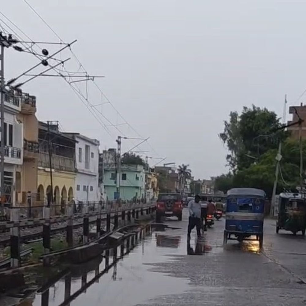 फर्रुखाबाद में सुबह 45 मिनट बरसे बादल:3 दिन से उमस और तेज धूप से परेशान थे लोग, अधिकतम तापमान 28 डिग्री