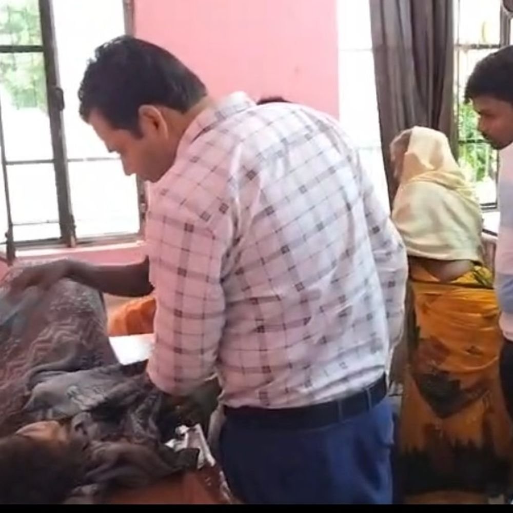 औरैया में दीवार गिरने से मां-बेटी घायल:खाना खाते समय अचानक गिरी दीवार, ग्रामीणों ने मलबे से निकालकर अस्पताल पहुंचाया