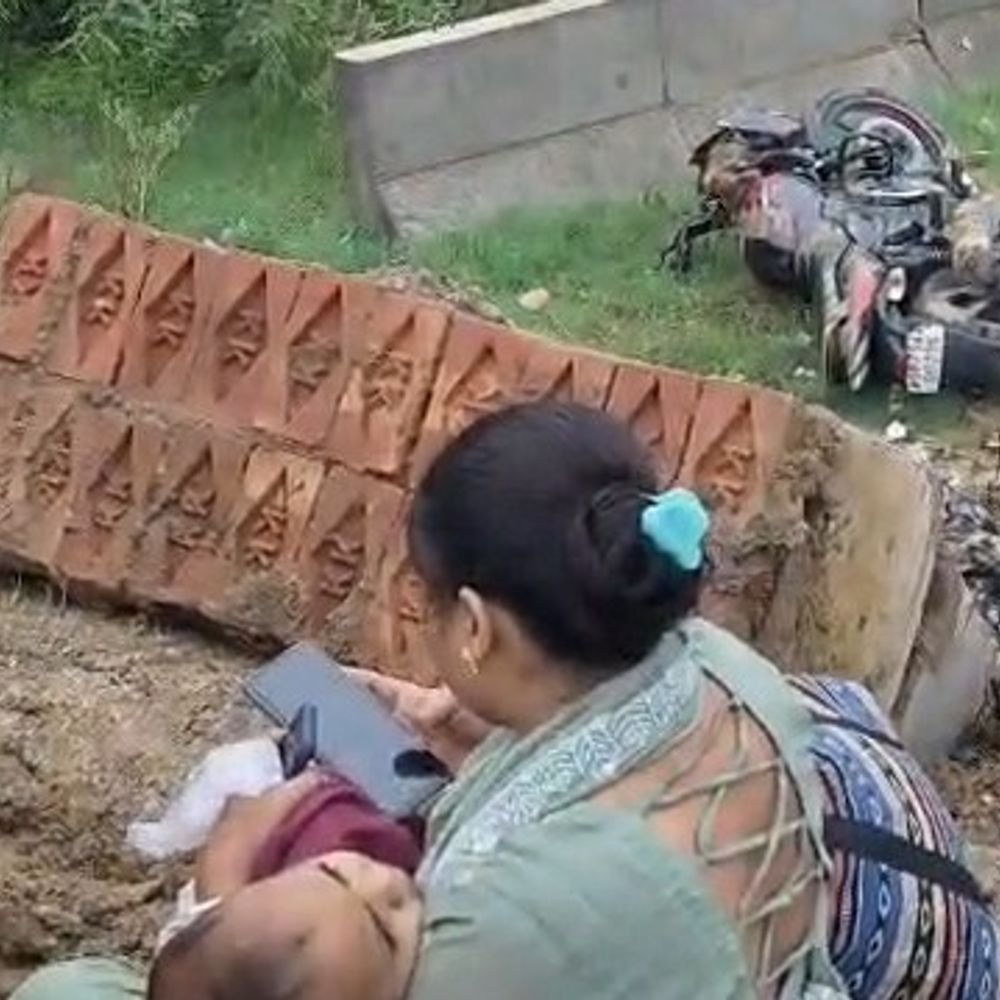 इटावा में बाइक पुलिया से टकराई, दो गंभीर घायल:टक्कर के बाद खड्डे में गिरे, मेडिकल कॉलेज सैफई रेफर