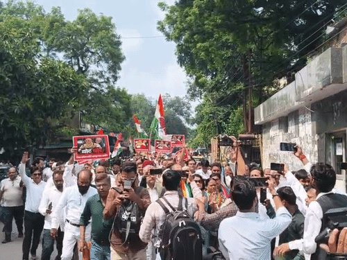कानपुर में चुनाव आयोग के खिलाफ कांग्रेस का प्रदर्शन:मुख्य चुनाव आयुक्त, प्रधानमंत्री और गृहमंत्री का पुलता फूंका, वोट चोर-मुर्दाबाद के नारे लगाए
