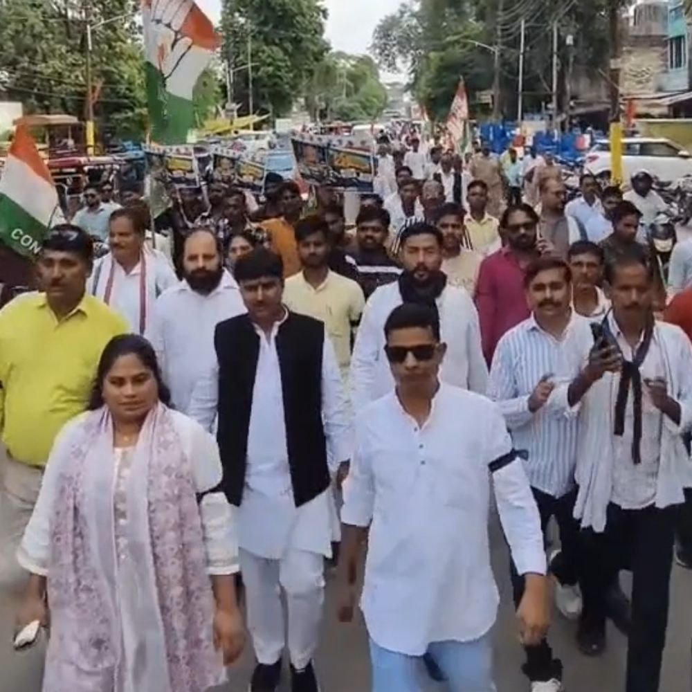 हरदोई में कांग्रेस ने मुख्य चुनाव आयुक्त का पुतला फूंका:इस्तीफे की मांग को लेकर प्रदर्शन, पुलिस ने रोका तो धक्का-मुक्की हुई