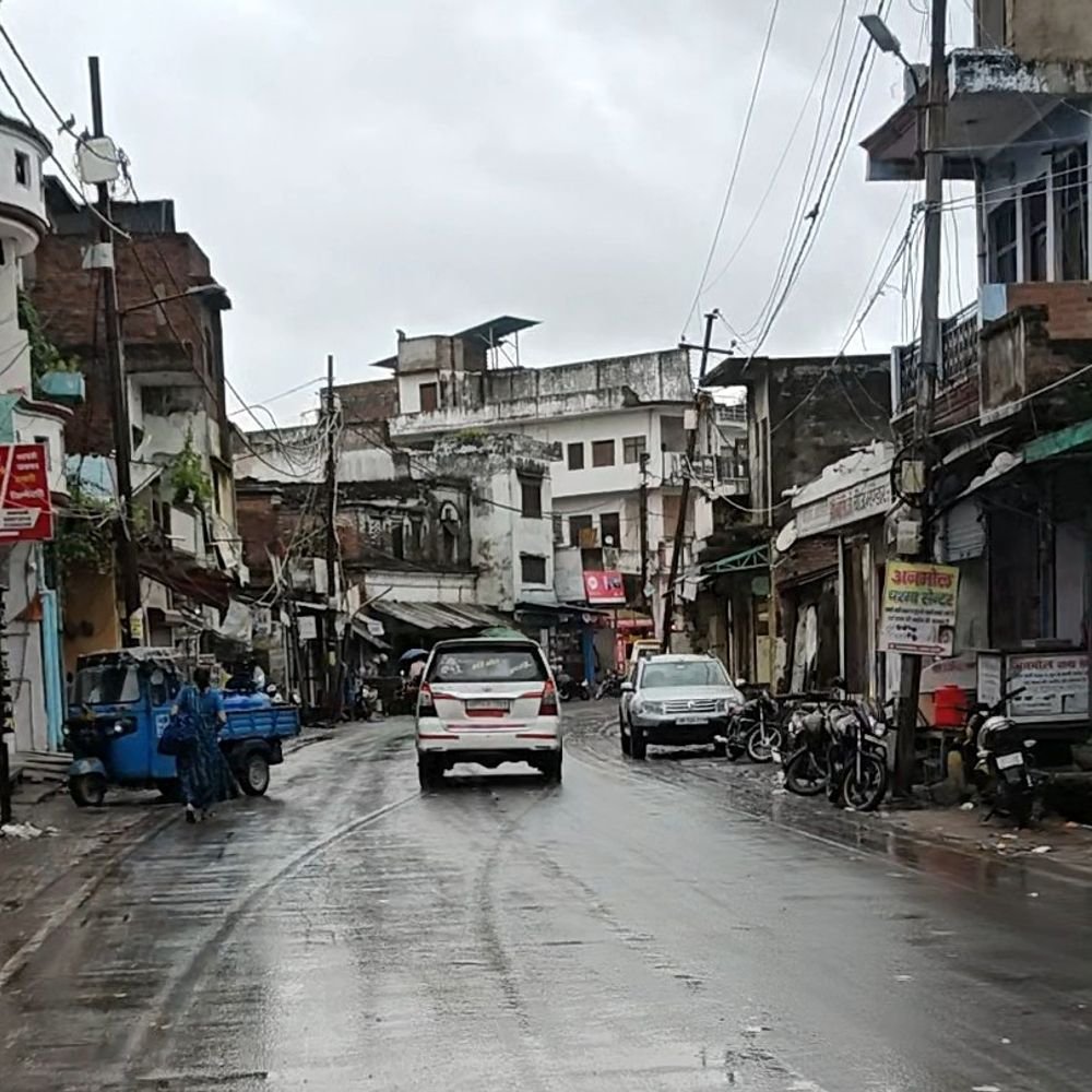 बर्फीली हवाओं और बारिश से ठंडा हुआ मौसम:पूरे दिन होती रही बूंदाबांदी, ठिठुरते दिखे बाइक सवार, हवा से धान किसानों को नुकसान