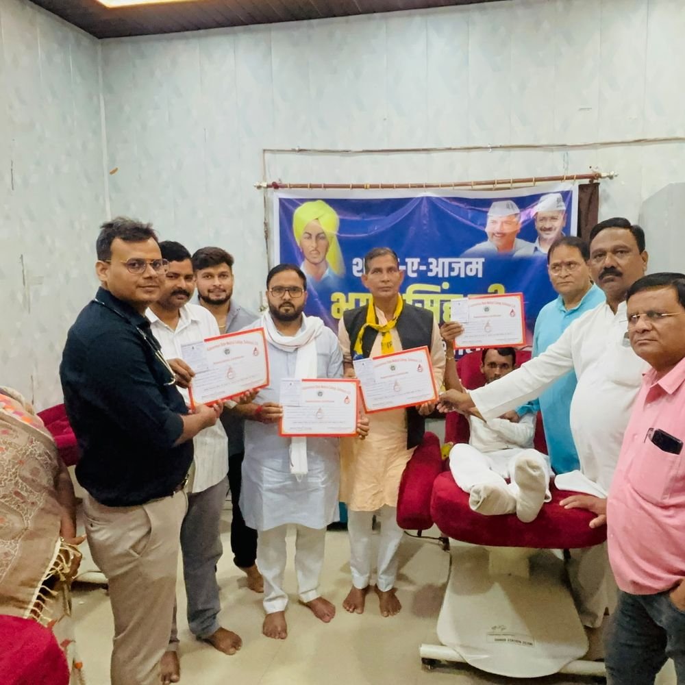 AAP ने भगत सिंह जयंती पर लगाया रक्तदान शिविर:सुल्तानपुर में प्रदेश प्रभारी संजय सिंह की अपील पर जुटे कार्यकर्ता