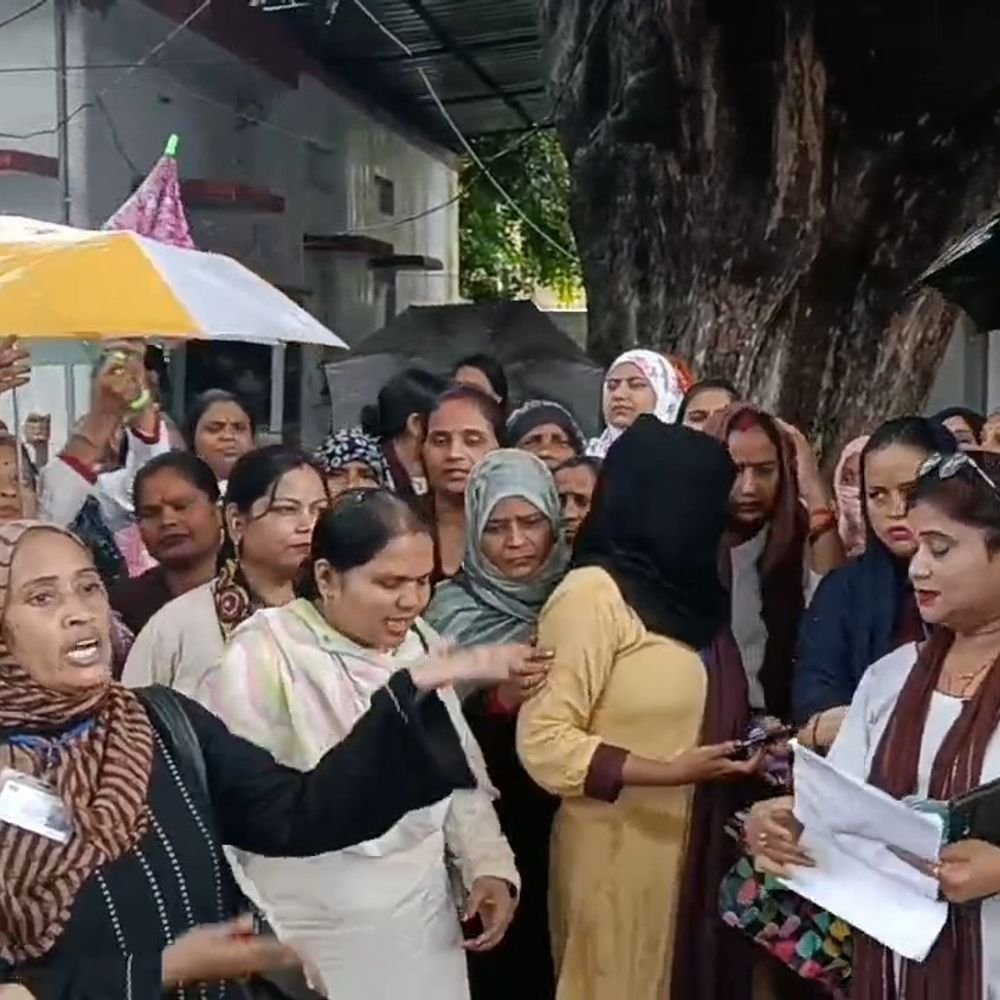 सीतापुर में मानदेय बढ़ाने को लेकर आशा कार्यकर्ताओं का प्रदर्शन:शासनादेश जारी न होने से नाराजगी, 1 अक्टूबर से भूख हड़ताल की चेतावनी
