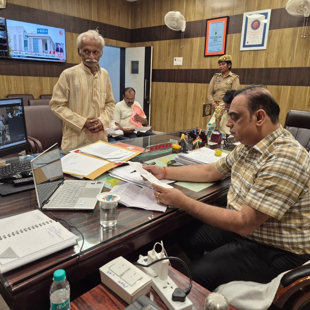 जालौन में डीएम की जनसुनवाई में त्वरित कार्रवाई:बुजुर्ग ने सुनने में दिक्कत बताई तो डीएम ने उसी दिन कान की मशीन दिलाने के दिए निर्देश