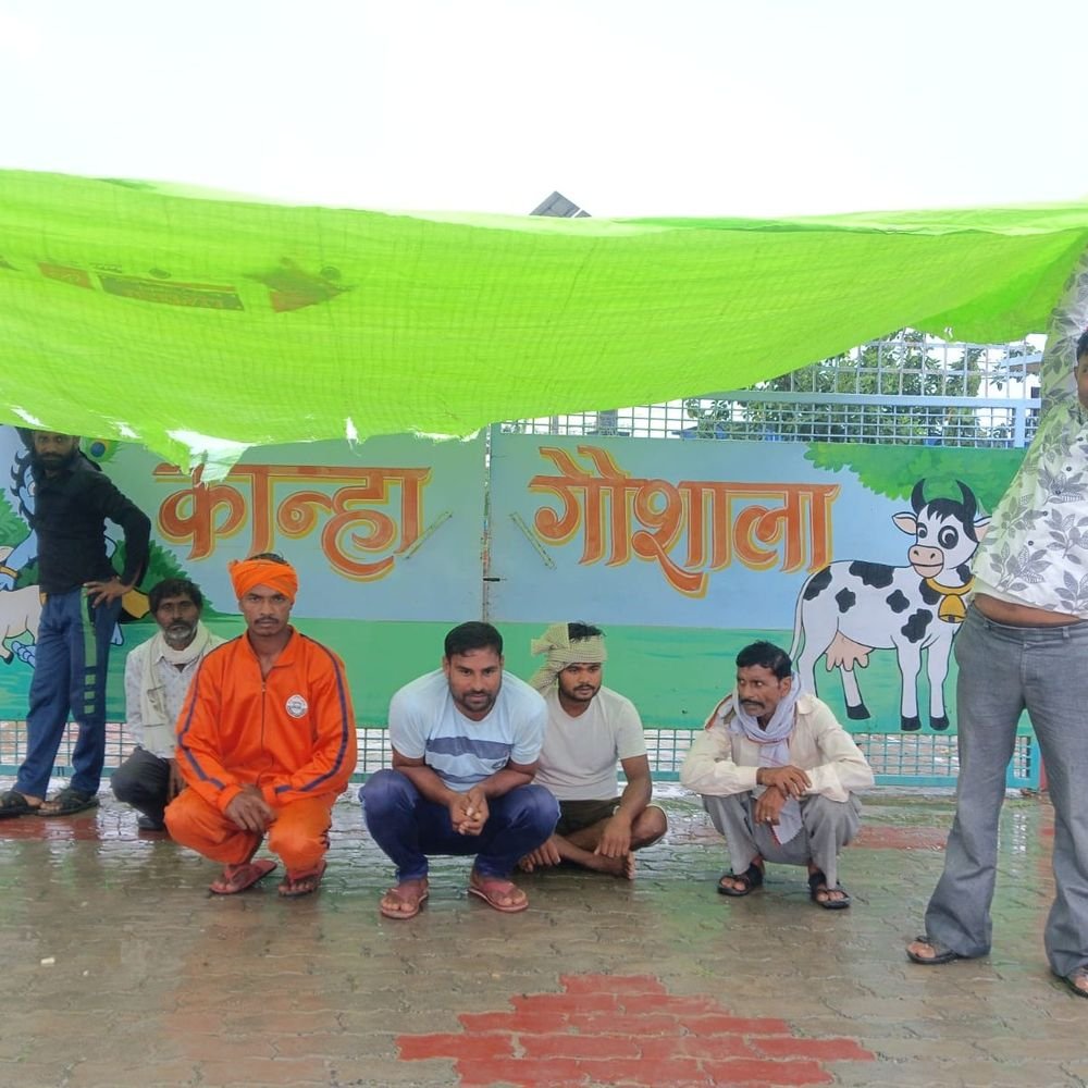 बाढ़ ड्यूटी के भुगतान को लेकर गौशाला-कर्मचारी धरने पर बैठे:उन्नाव में कान्हा गौशाला के कर्मचारियों ने कमीशन के नाम पर दबाव बनाने का लगाया आरोप