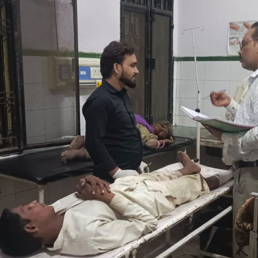 अज्ञात वाहन की टक्कर से ई-रिक्शा सवार तीन घायल:एक युवक की हालत गंभीर, निजी अस्पताल में उपचार जारी