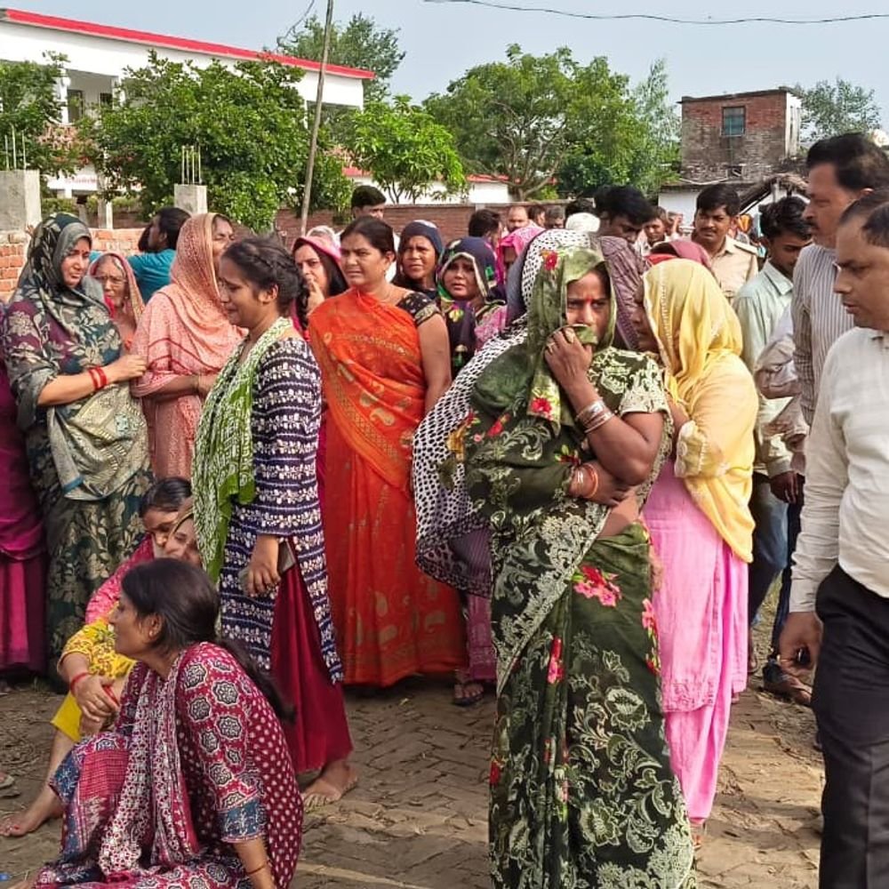 सुल्तानपुर शिक्षक दंपति हत्याकांड में शव यात्रा रोकी गई:शिक्षक संघ ने पुलिस-प्रशासन से सुरक्षा और हत्याकांड के खुलासे की लिखित मांग की