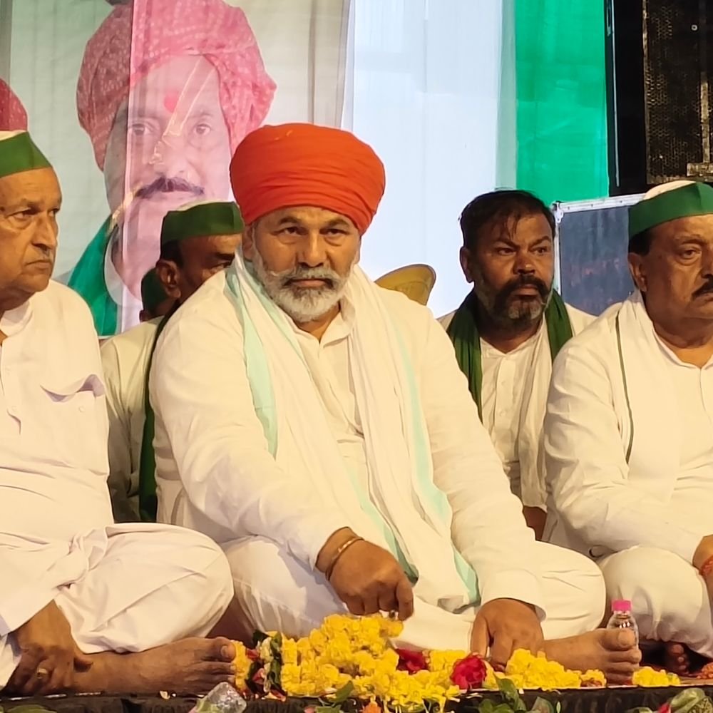 उरई पहुंचे किसान नेता राकेश टिकैत:गल्ला मंडी परिसर में पंचायत आयोजित, फसलों के नुकसान और मुआवजा पर चर्चा
